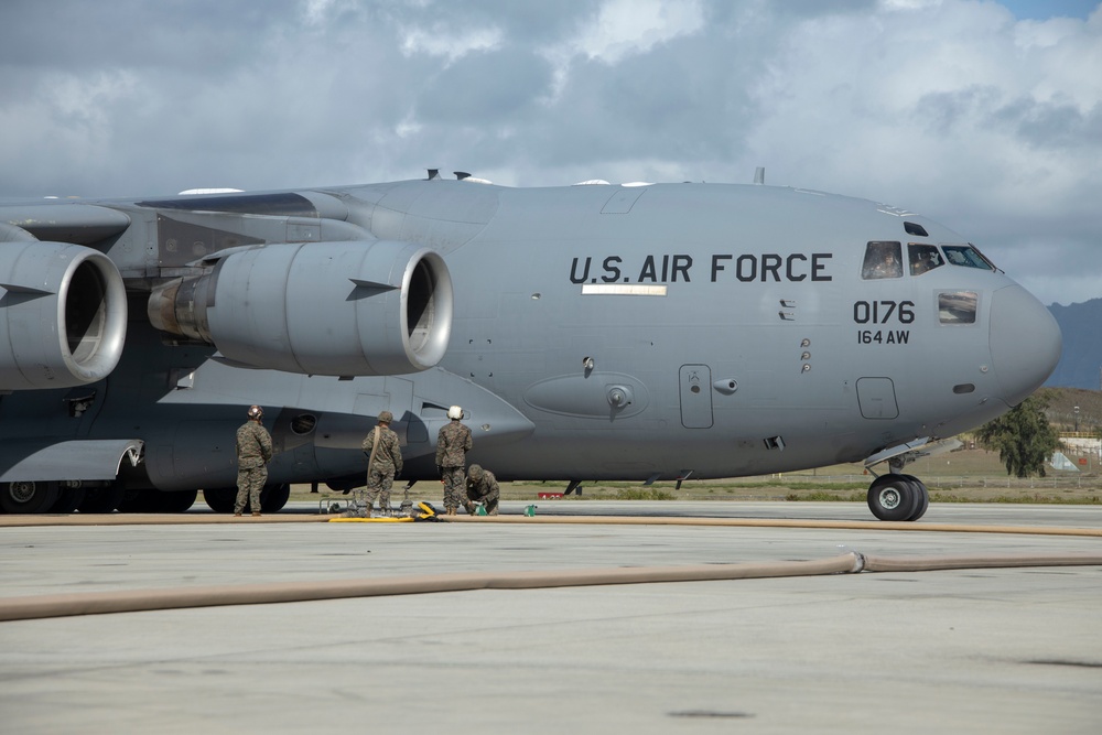 MWSS-174 fuel a C-17