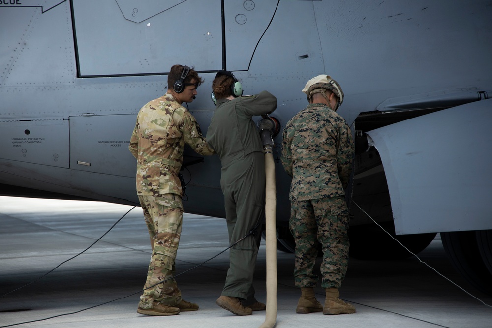 MWSS-174 fuel a C-17