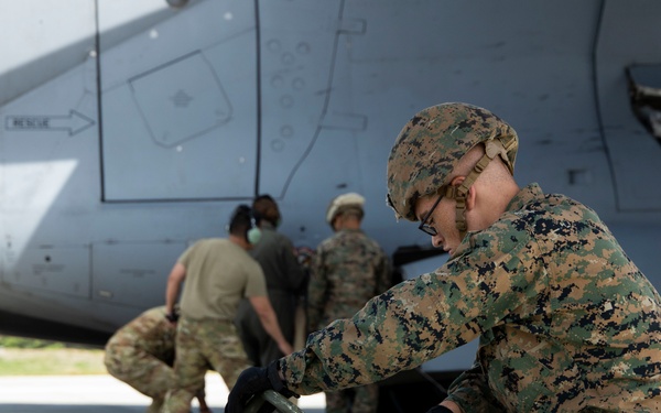 MWSS-174 fuel a C-17