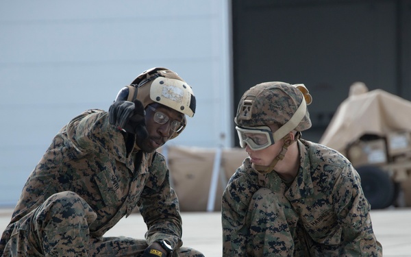 MWSS-174 fuel a C-17