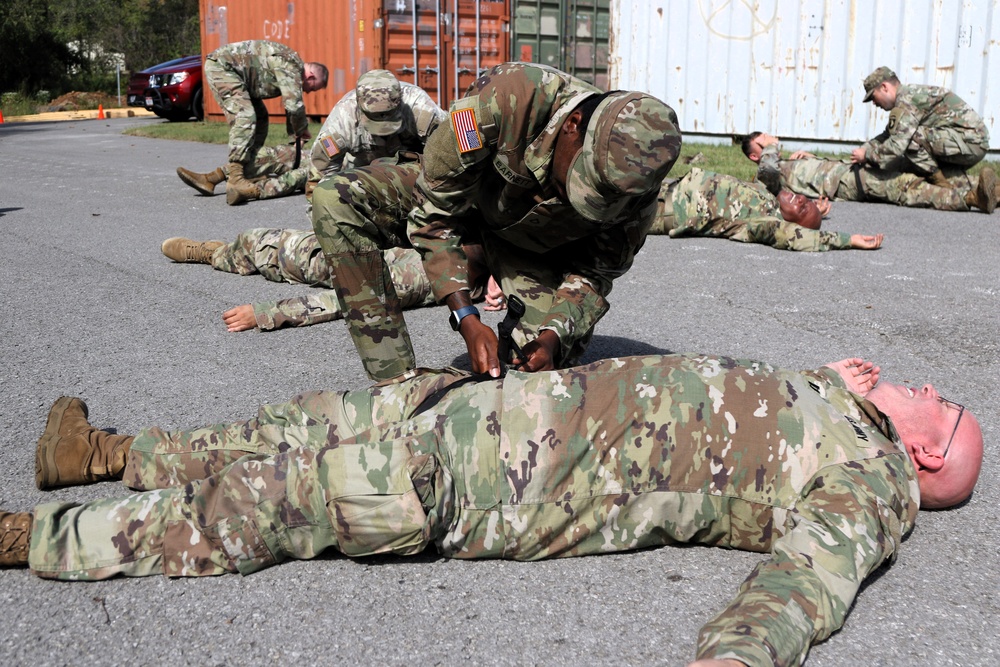 101st Airborne Division Chaplains take Combat Lifesaver Course