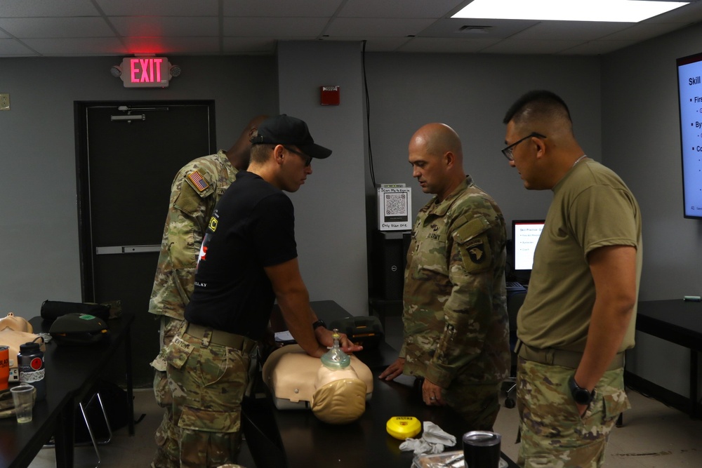 101st Airborne Division Chaplains take Combat Lifesaver Course