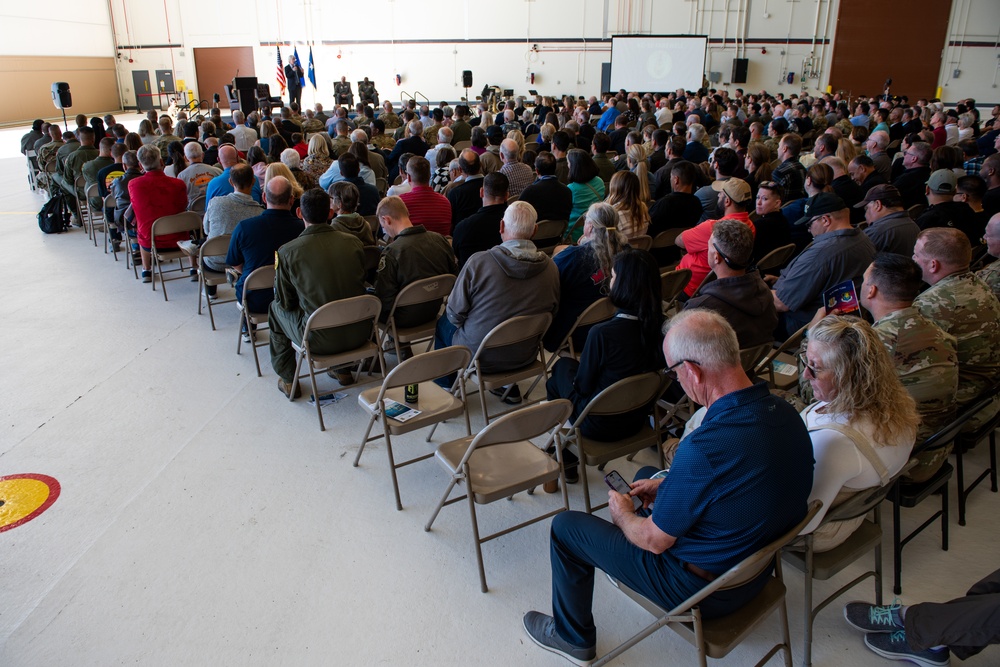 Travis AFB bids farewell to last KC-10 