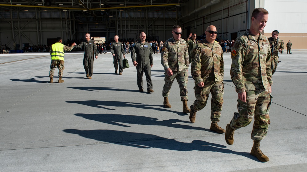 Travis AFB bids farewell to last KC-10 