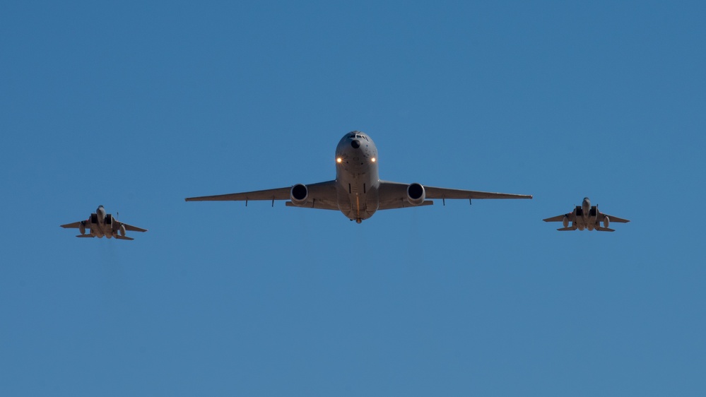 Travis AFB bids farewell to last KC-10 