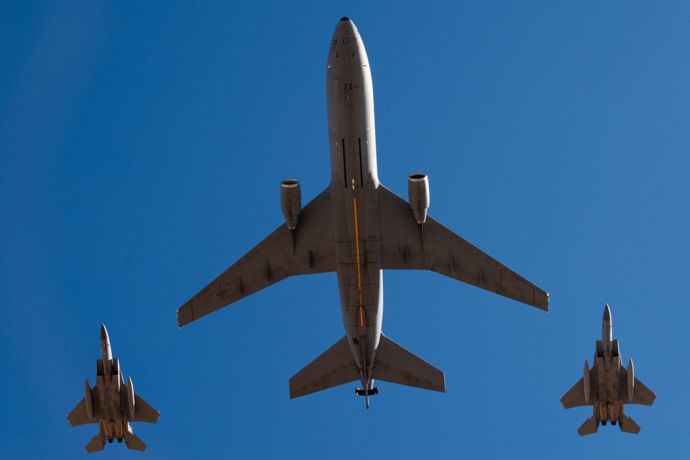 Travis AFB bids farewell to last KC-10 