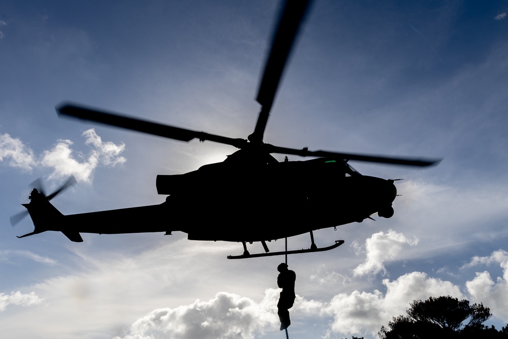 HMLA-367 supports helicopter rope suspension training