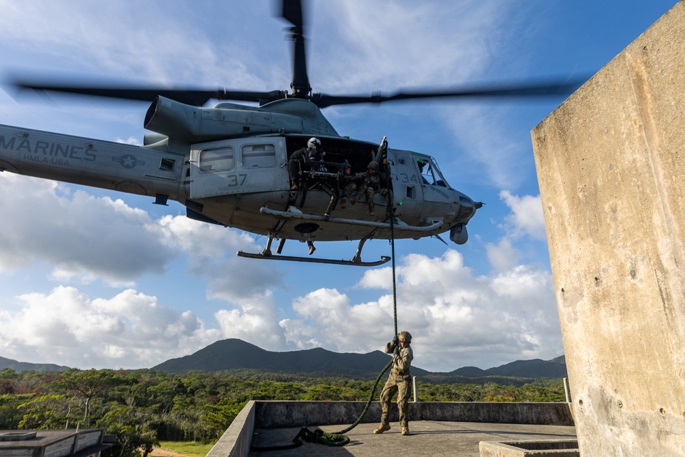 HMLA-367 supports helicopter rope suspension training