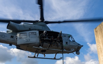 HMLA-367 supports helicopter rope suspension training