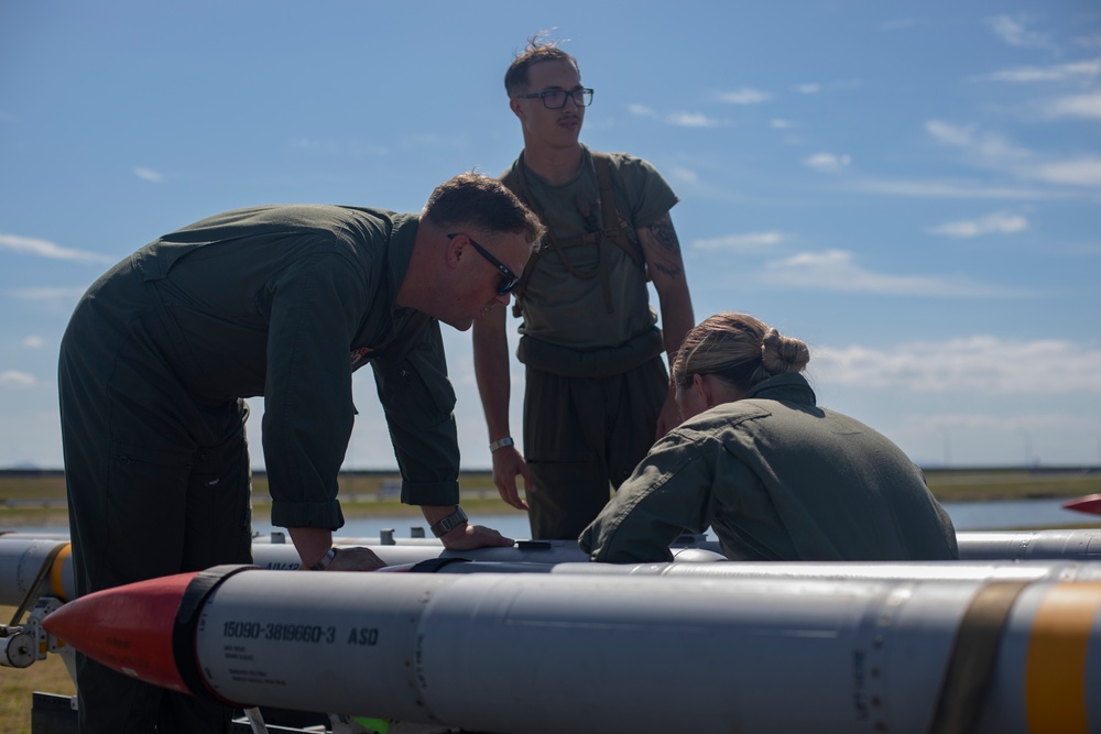 Marines conduct ordnance loading exercise with F/A-18s in Iwakuni, Japan