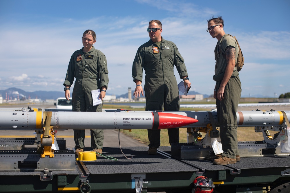 Marines conduct ordnance loading exercise with F/A-18s in Iwakuni, Japan