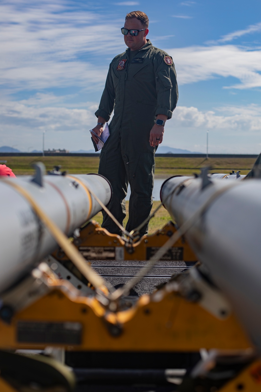 Marines conduct ordnance loading exercise with F/A-18s in Iwakuni, Japan