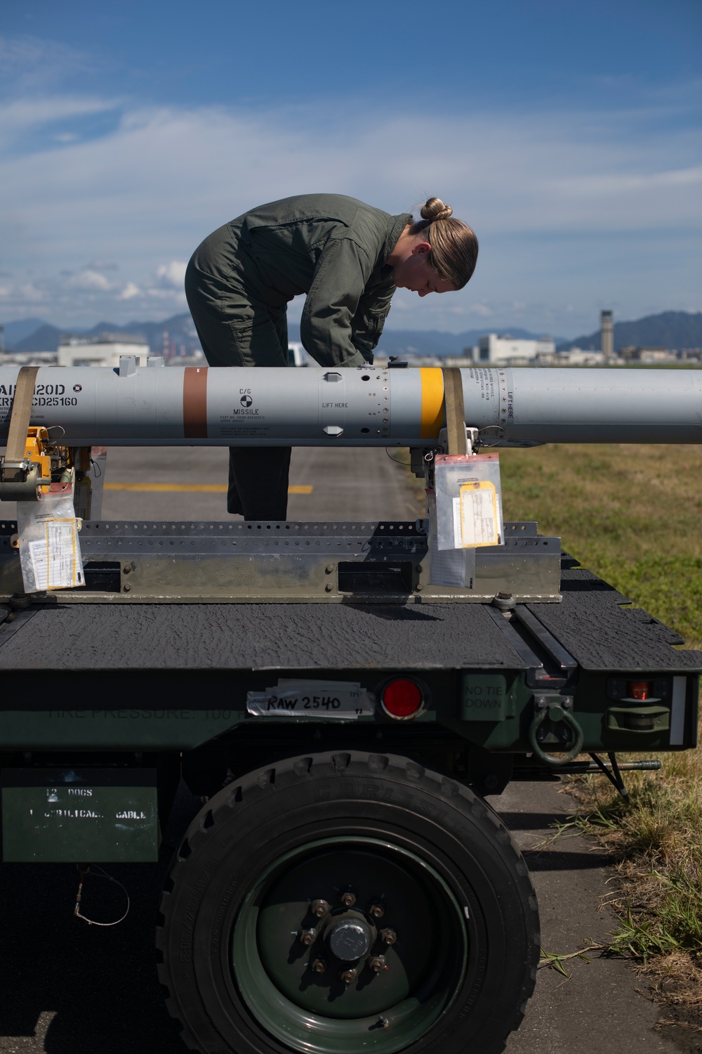 Marines conduct ordnance loading exercise with F/A-18s in Iwakuni, Japan