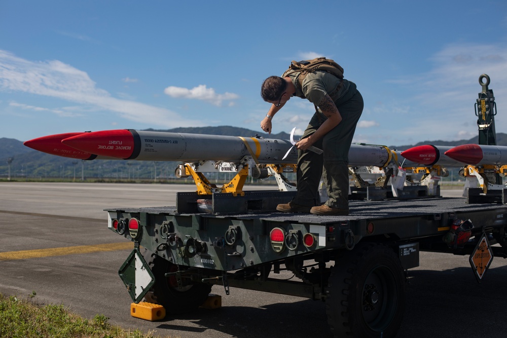 Marines conduct ordnance loading exercise with F/A-18s in Iwakuni, Japan