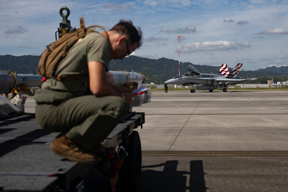 Marines conduct ordnance loading exercise with F/A-18s in Iwakuni, Japan