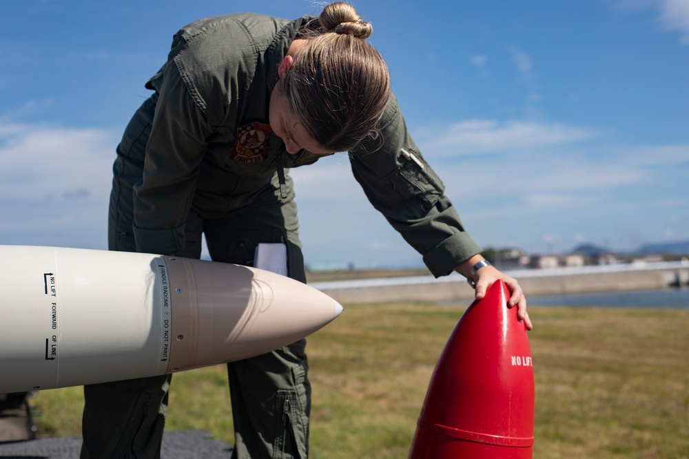 Marines conduct ordnance loading exercise with F/A-18s in Iwakuni, Japan