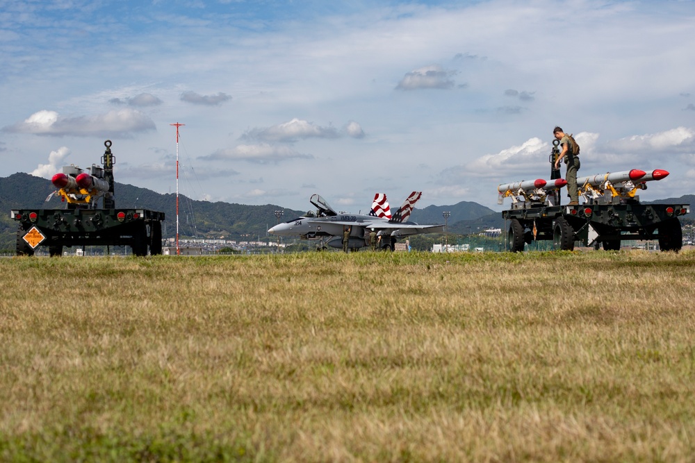 Marines conduct ordnance loading exercise with F/A-18s in Iwakuni, Japan