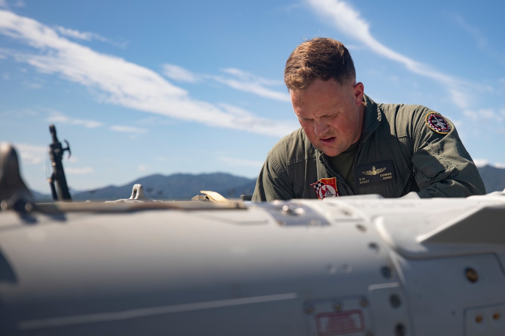 Marines conduct ordnance loading exercise with F/A-18s in Iwakuni, Japan