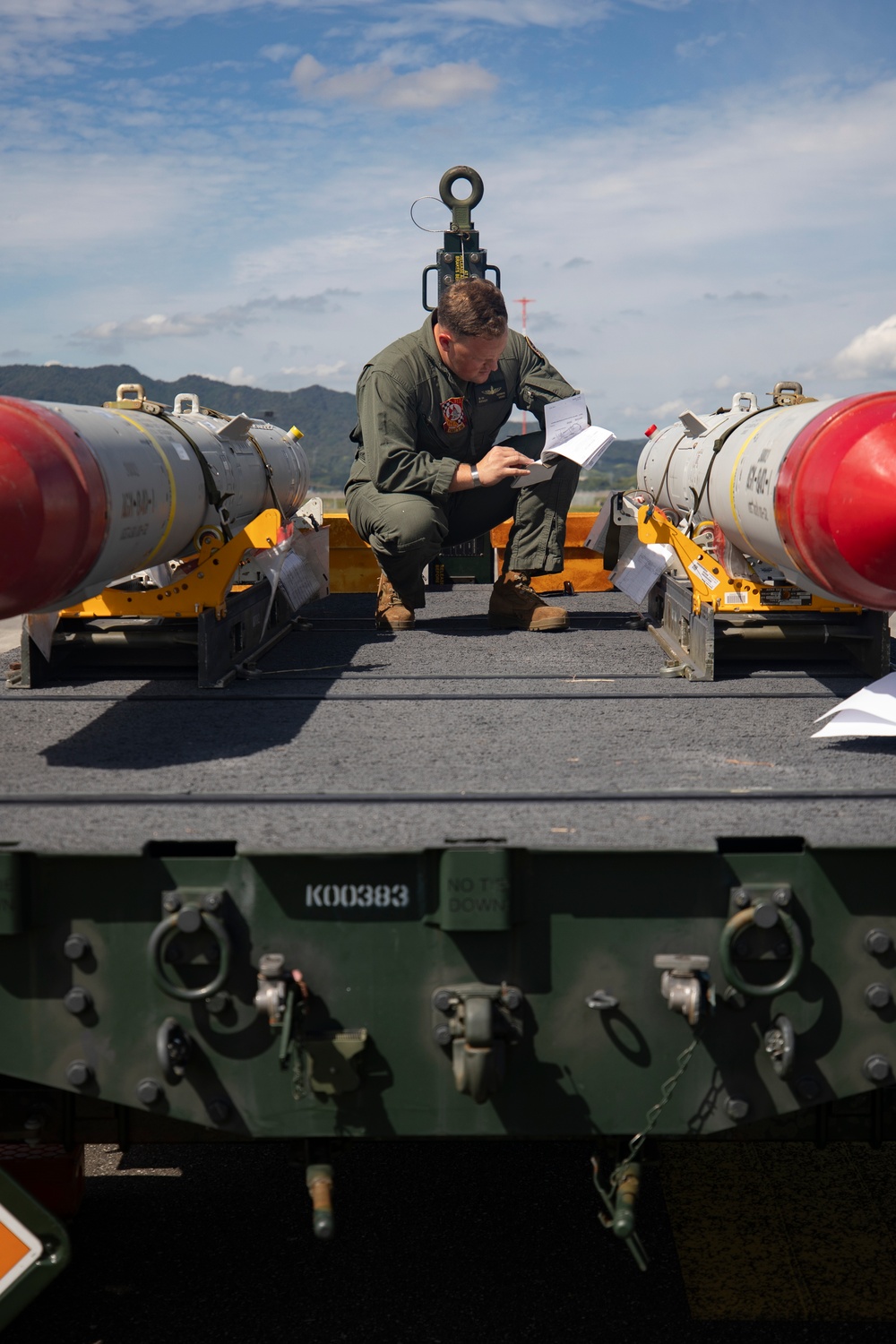 Marines conduct ordnance loading exercise with F/A-18s in Iwakuni, Japan