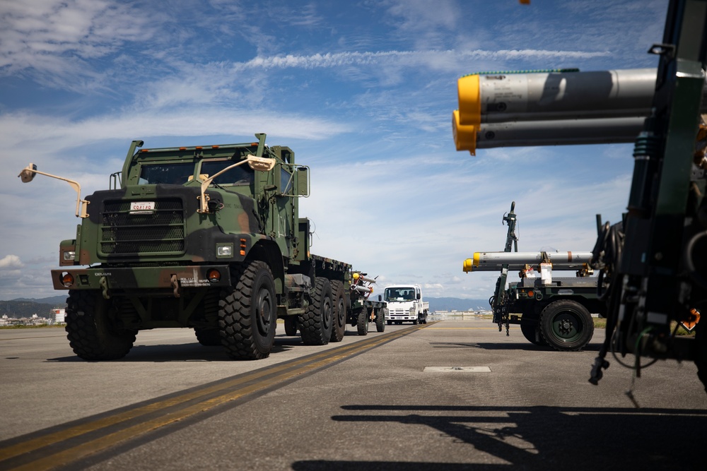 Marines conduct ordnance loading exercise with F/A-18s in Iwakuni, Japan