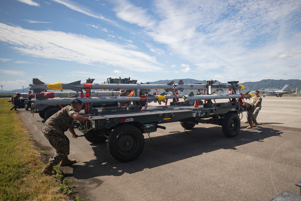 Marines conduct ordnance loading exercise with F/A-18s in Iwakuni, Japan