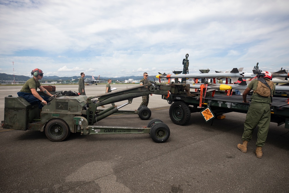 Marines conduct ordnance loading exercise with F/A-18s in Iwakuni, Japan