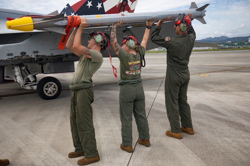 Marines conduct ordnance loading exercise with F/A-18s in Iwakuni, Japan