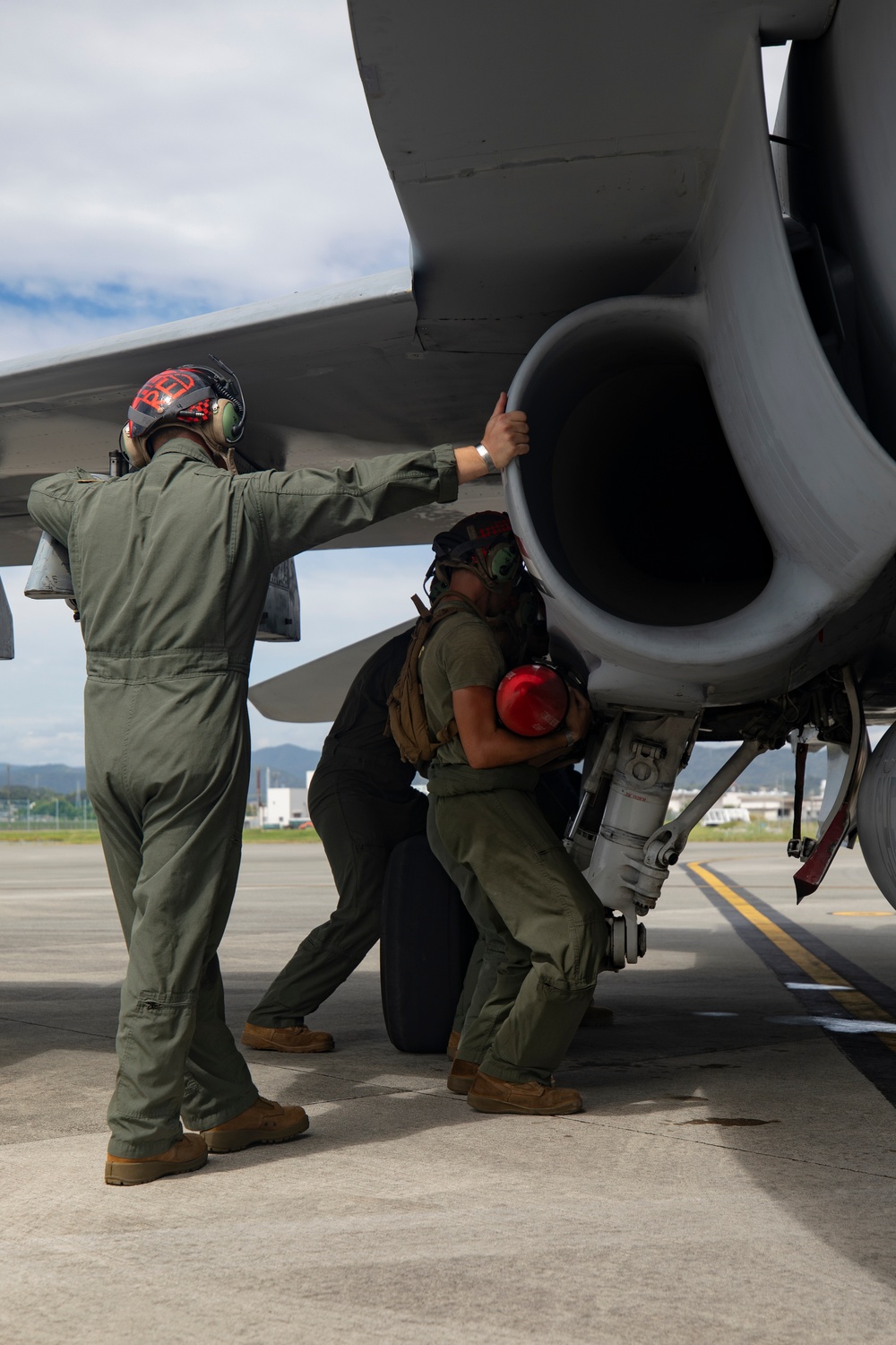 Marines conduct ordnance loading exercise with F/A-18s in Iwakuni, Japan