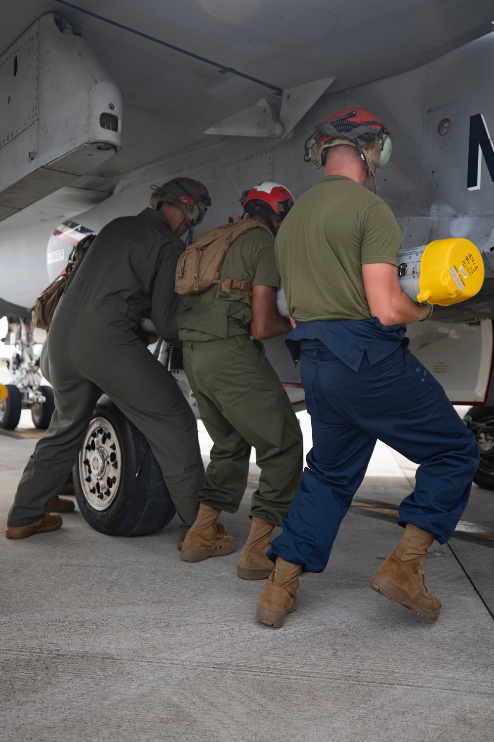 Marines conduct ordnance loading exercise with F/A-18s in Iwakuni, Japan