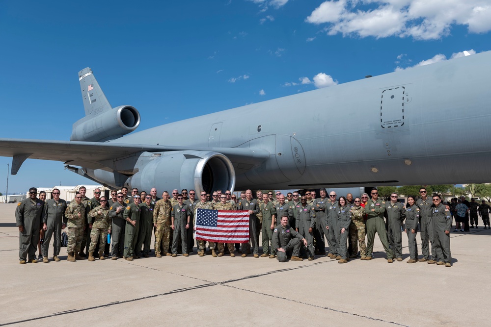 Travis AFB bids farewell to last KC-10 