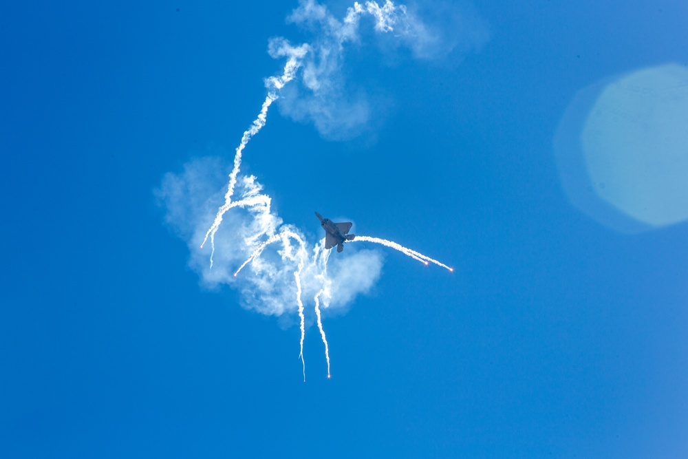 America’s Airshow 2024 Day 2: USAF F-22 Raptor Demo W/ P-51A Heritage Flight