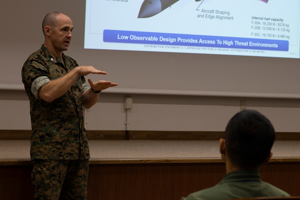 Miyazaki local leaders tour Marine F-35s