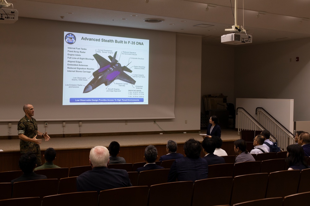 Miyazaki local leaders tour Marine F-35s