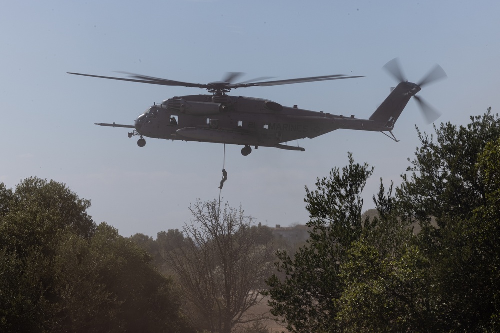 BLT 1/8, 24th MEU (SOC) Marines Conduct Fast Rope Operations with Italian Marines