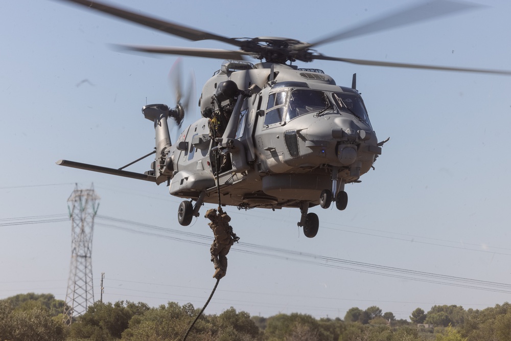 BLT 1/8, 24th MEU (SOC) Marines Conduct Fast Rope Operations with Italian Marines