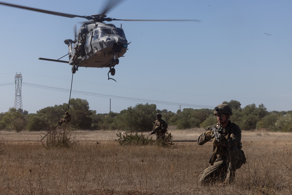BLT 1/8, 24th MEU (SOC) Marines Conduct Fast Rope Operations with Italian Marines