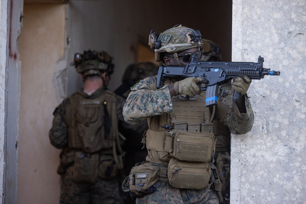 BLT 1/8, 24th MEU (SOC) Marines Conduct MOUT with Italian Marines