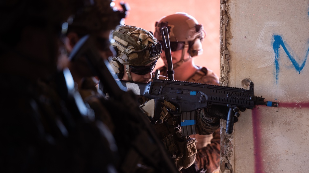 BLT 1/8, 24th MEU (SOC) Marines Conduct MOUT with Italian Marines