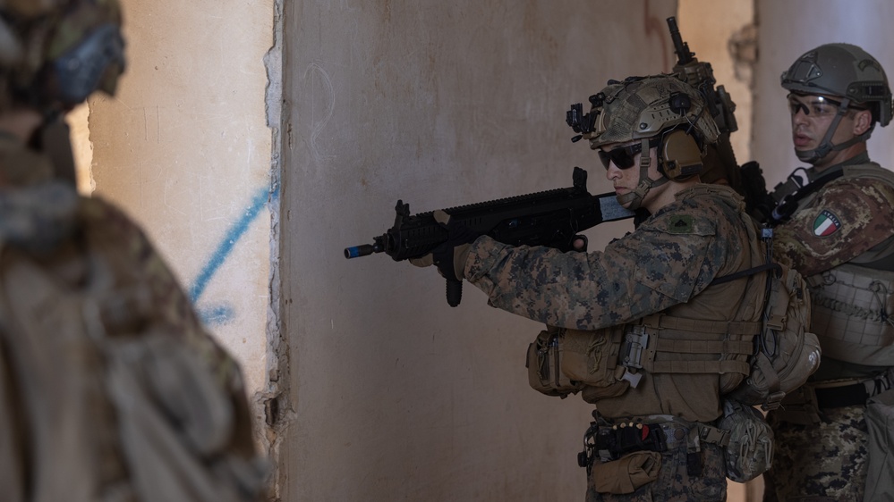 BLT 1/8, 24th MEU (SOC) Marines Conduct MOUT with Italian Marines