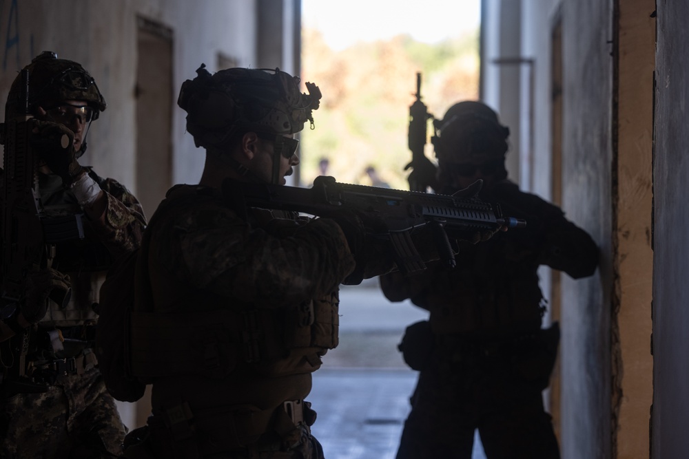 BLT 1/8, 24th MEU (SOC) Marines Conduct MOUT with Italian Marines