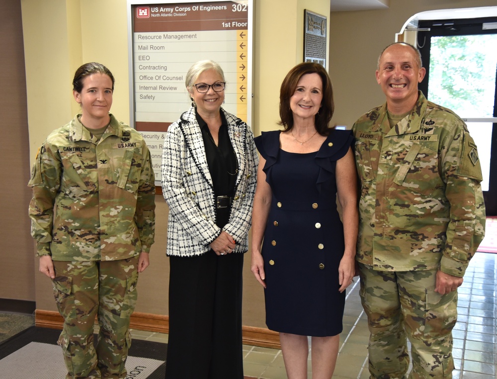 Vice Chairman of the Joint Chiefs of Staff Wife Visits Fort Hamilton