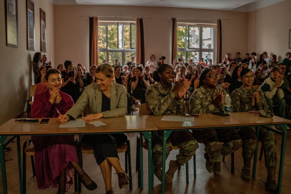 Task Force Pegasus Troopers Visit Polish Students