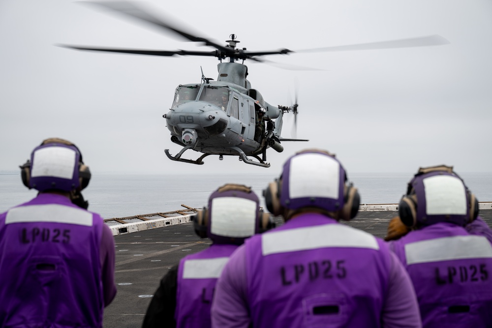 UH-1Y Venom and AH-1Z Viper embark USS Somerset