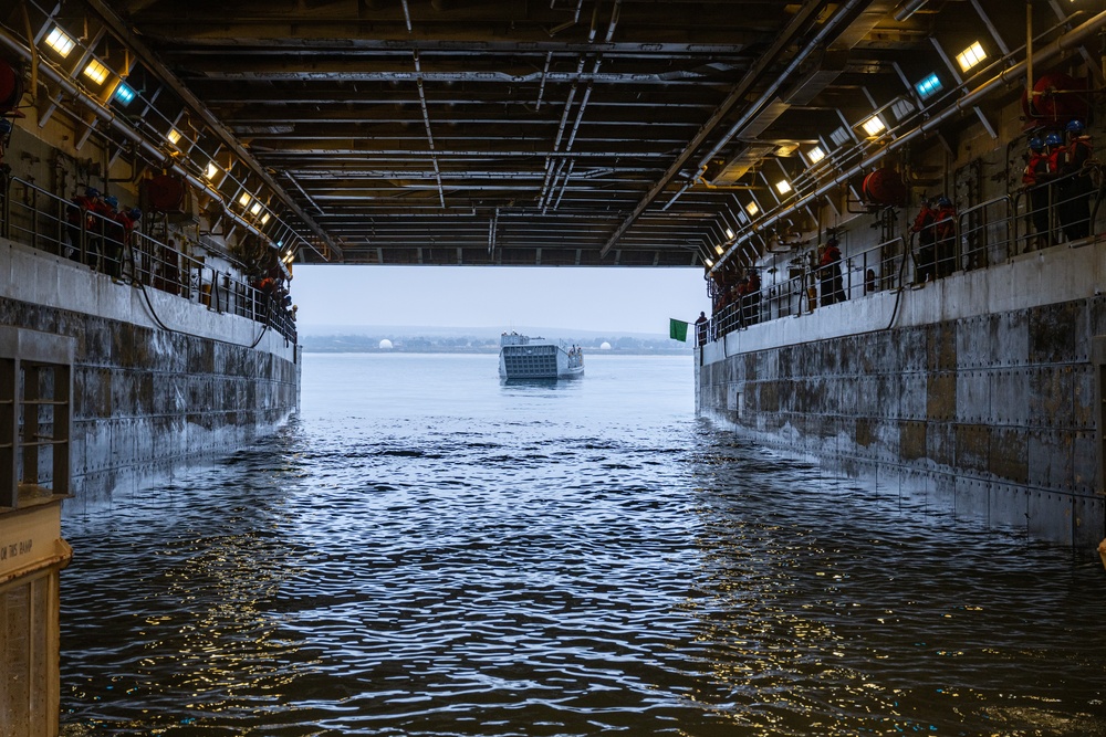 Assault Craft Unit 1 LCU embarks USS Somerset