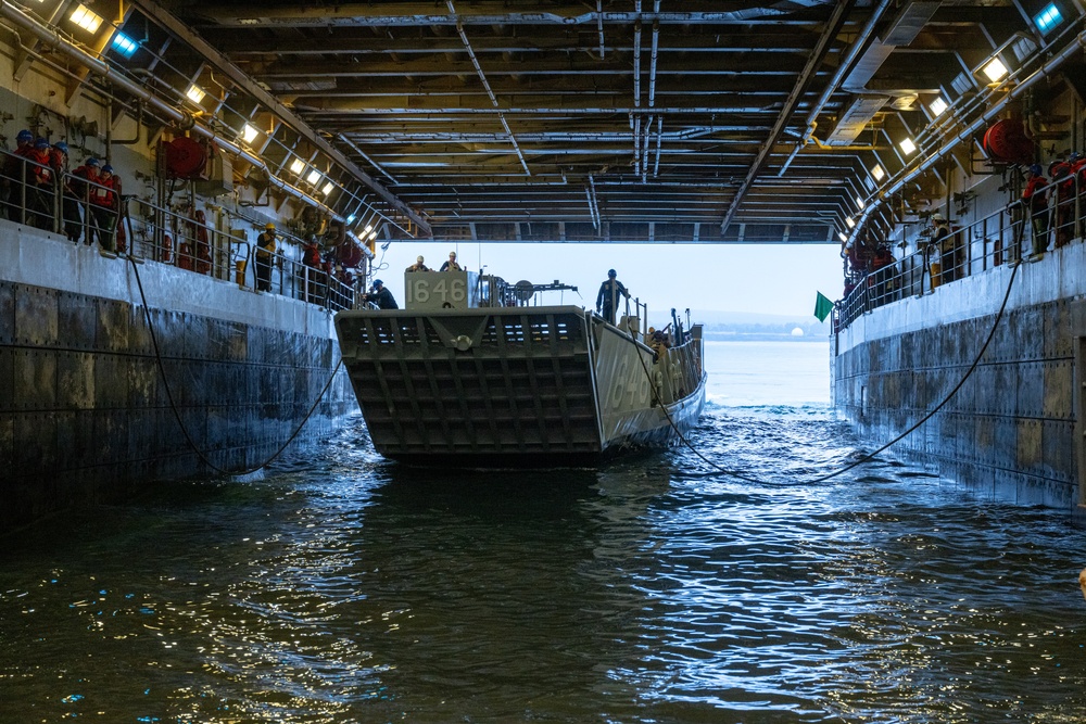 Assault Craft Unit 1 LCU embarks USS Somerset