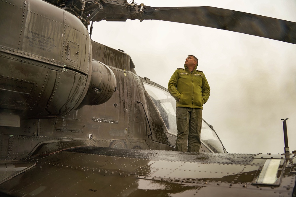 MKAB Commander Tours Apache Helicopter
