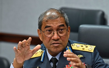 CSAF Allvin staff talks with Malaysia Gen. Asghar Khan