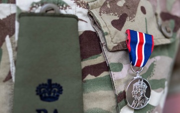 I MEF Commanding General presents King's Coronation Medal to British Commandos