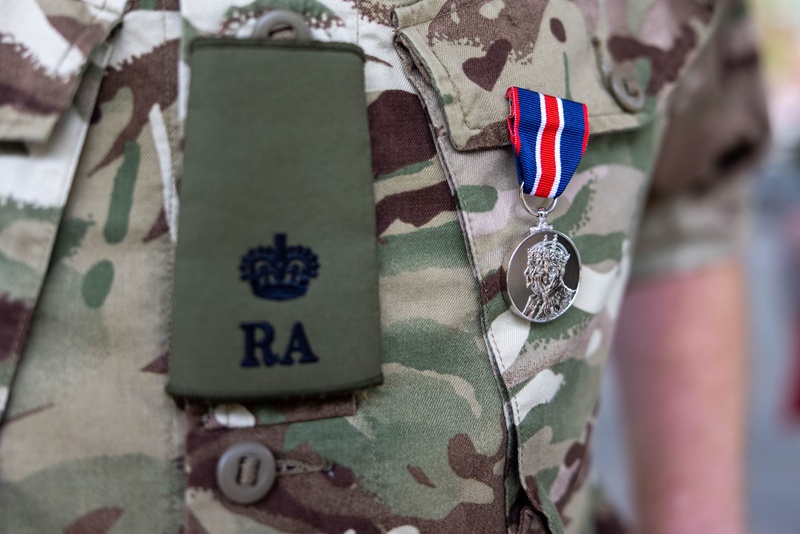 I MEF Commanding General presents King's Coronation Medal to British Commandos