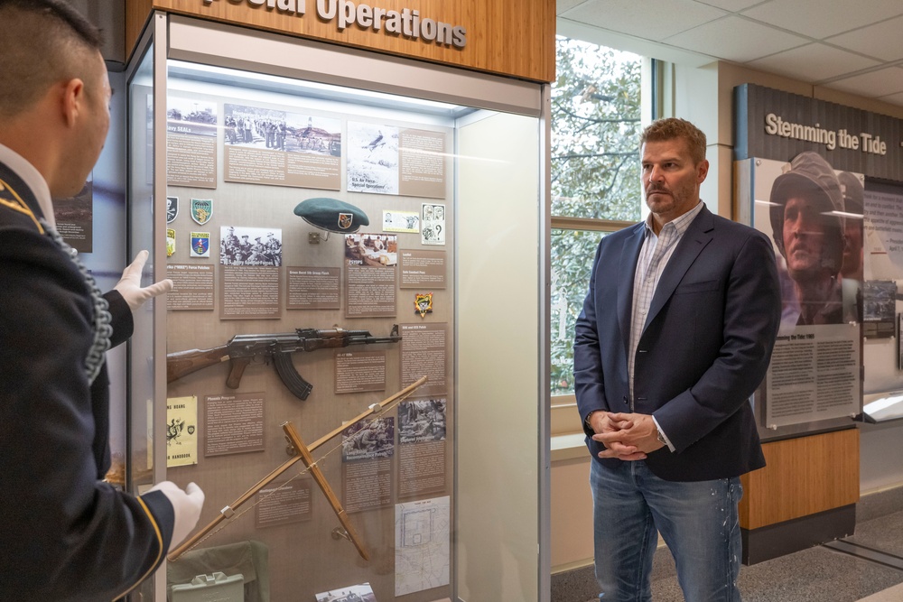 David Boreanaz visits Pentagon